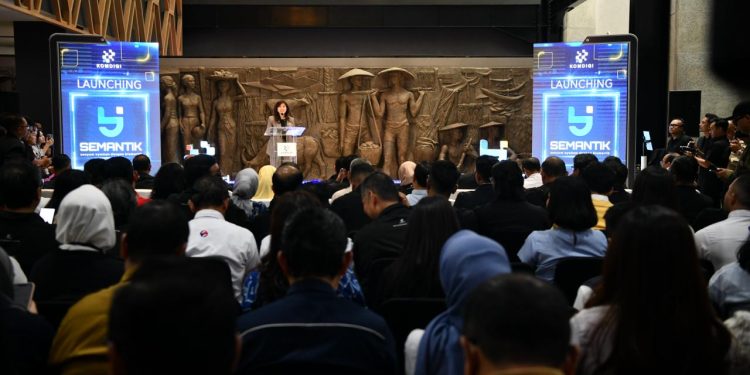 Menkomdigi Meutya Hafid menyampaikan sambutan saat acara Peluncuran Registrasi Biometrik “SEMANTIK” di Gedung Sarinah, Jakarta, Selasa (27/01/2026).