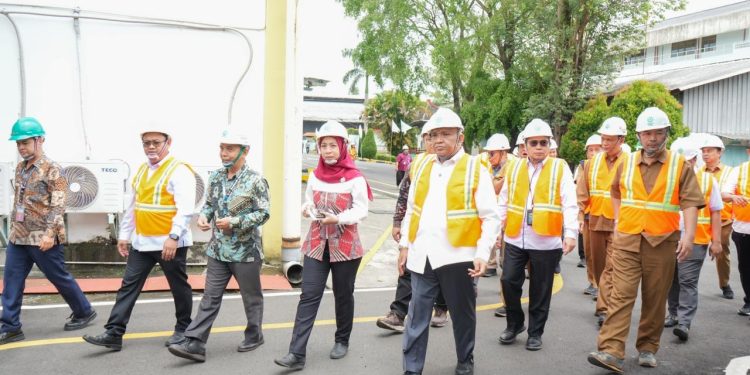 Unit usaha APP Group, PT Indah Kiat Pulp & Paper Tbk Tangerang Mill menerima kunjungan Wakil Menteri Ketenagakerjaan Afriansyah Noor guna meninjau langsung praktik ketenagakerjaan, hubungan industrial, serta upaya peningkatan produktivitas di tingkat perusahaan.