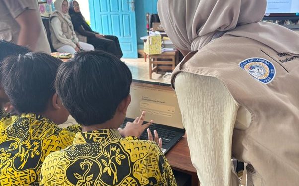 Mahasiswa Belajar Bersama Komunitas (BBK) 7 Universitas Airlangga (UNAIR) menginisiasi program edukatif bertajuk “Kenal AI” di Desa Sumbermulyo, Kecamatan Pesanggaran, Kabupaten Banyuwangi.