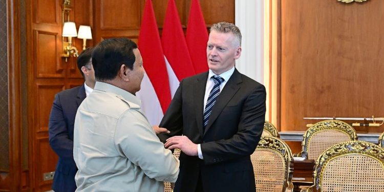 Presiden Prabowo bertemu Garuda Indonesia dan Embraer di Istana Merdeka.