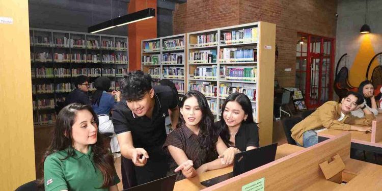 Universitas Bina Sarana Informatika (UBSI) sebagai Kampus Digital Kreatif yang telah terakreditasi Unggul memanfaatkan perkembangan AI untuk membekali mahasiswa agar lebih siap terjun ke dunia usaha