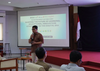 General Manager Telkom Witel Yogyakarta Jateng Selatan Agus Faisal, saat membuka acara dan menyampaikan komitmen TelkomGroup dalam mendukung transformasi digital dunia pendidikan