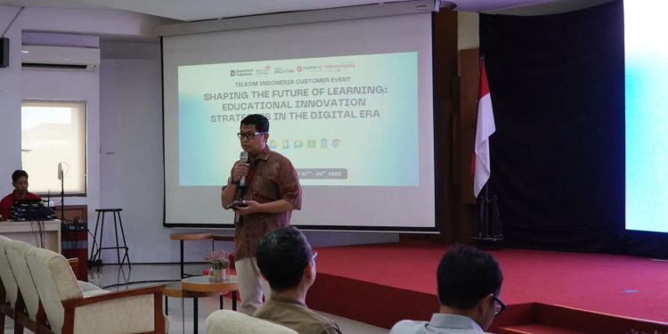 General Manager Telkom Witel Yogyakarta Jateng Selatan Agus Faisal, saat membuka acara dan menyampaikan komitmen TelkomGroup dalam mendukung transformasi digital dunia pendidikan