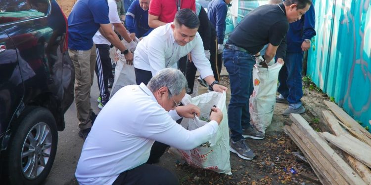 Menteri Lingkungan Hidup Hanif Faisol Nurofiq bersama Wali Kota Tangsel, Benyamin Davnie turun ke jalan bersihkan sampah.