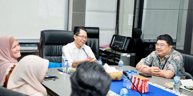 Wali Kota Batam, Amsakar Achmad, menerima kunjungan kehormatan manajemen KPJ Healthcare Berhad di Ruang Kerja Wali Kota Batam, Lantai V, Kamis (5/2/2026).