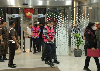 Tersangka korupsi ekspor CPO mengenakan rompi.