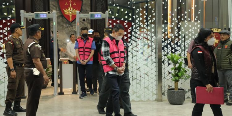 Tersangka korupsi ekspor CPO mengenakan rompi.