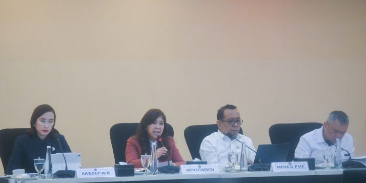 Menkomdigi Meutya Hafid menyampaikan paparan terkait persiapan Idul Fitri 2026 dalam Rapat Tingkat Menteri di Kantor Kemenko PMK, Jakarta Pusat, Kamis (12/02/2026). Foto: Istimewa/Komdigi