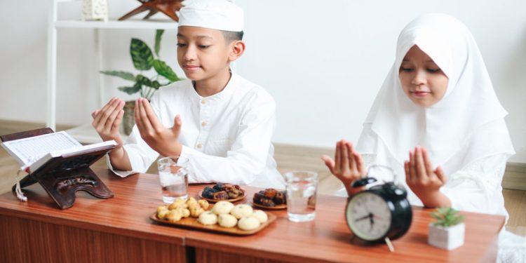 Ilustrasi anak berdoa