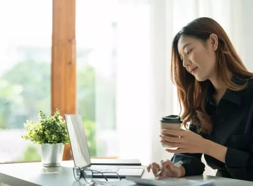 Ilustrasi bekerja di kantor