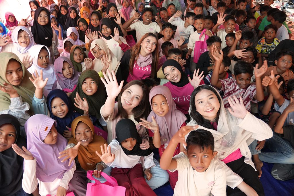 METOO melakukan kegiatan bersama anak sekolah dasar SDN. 01 Langkahan Aceh sebagai bentuk kepedulian terhadap anak-anak terdampak banjir, kegiatan ini didukung juga dengan NewronEdu, platform pendidikan milik Agatha Chelsea, seorang entertainer, neuroscience educator & founder of NewronEdu.