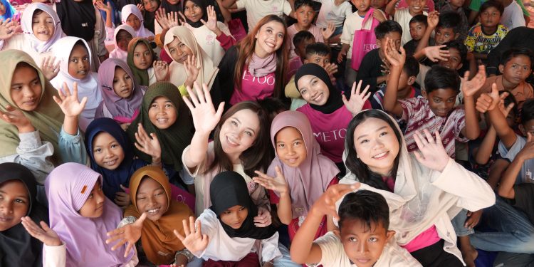 METOO melakukan kegiatan bersama anak sekolah dasar SDN. 01 Langkahan Aceh sebagai bentuk kepedulian terhadap anak-anak terdampak banjir, kegiatan ini didukung juga dengan NewronEdu, platform pendidikan milik Agatha Chelsea, seorang entertainer, neuroscience educator & founder of NewronEdu.