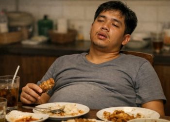 Food coma atau dalam istilah medis disebut postprandial somnolence terjadi akibat perubahan pada sistem pencernaan dan hormon setelah makan besar atau mukbang.