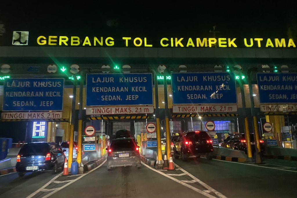 Gerbang Tol Cikampek Utama.