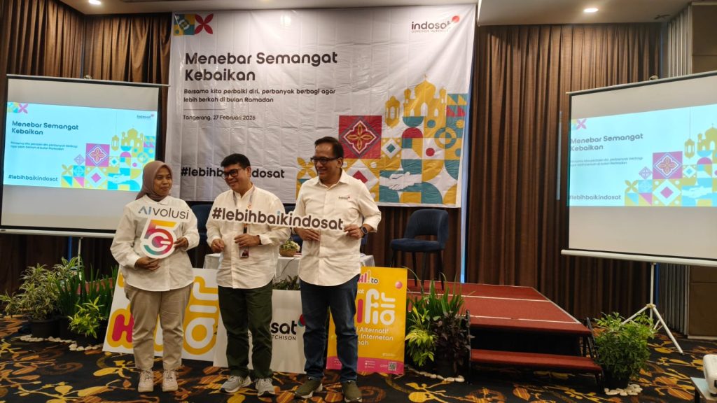 (Kiri-Kanan) Eni Nur Ifati VP-Head of External Communication, Swandi Tjia EVP-Head of Circle Jakarta Raya dan Eric Danari SVP-Head of Region Outer Jakarta dalam acara Media Update: Lebih Baik Indosat di Hotel Aviary Bintaro, Pondok Aren, Tangsel pada Jumat (27/2/2026).