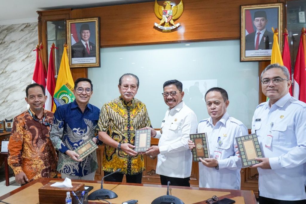 Direktur IKPP Yan Partawidjaja bersama Vice Director APP Group Irsyal Yasman menyerahkan mushaf Alquran sebagai bagian dari program sosial perusahaan yang telah berjalan berkelanjutan.