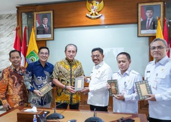 Direktur IKPP Yan Partawidjaja bersama Vice Director APP Group Irsyal Yasman menyerahkan mushaf Alquran sebagai bagian dari program sosial perusahaan yang telah berjalan berkelanjutan.