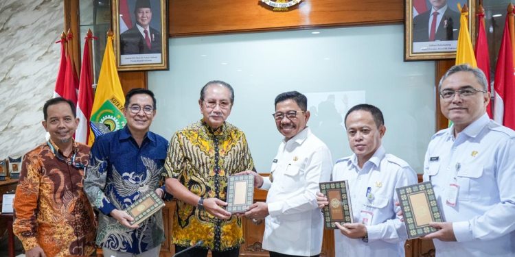Direktur IKPP Yan Partawidjaja bersama Vice Director APP Group Irsyal Yasman menyerahkan mushaf Alquran sebagai bagian dari program sosial perusahaan yang telah berjalan berkelanjutan.