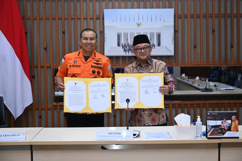Menteri Pendidikan Dasar dan Menengah (Mendikdasmen), Abdul Mu'ti, menandatangani nota kesepahaman (MoU) dengan Badan Nasional Pencarian dan Pertolongan (Basarnas), di Kantor Kementerian Pendidikan Dasar dan Menengah (Kemendikdasmen), Jakarta, pada Kamis (26/2).