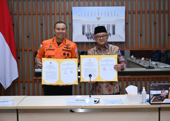 Menteri Pendidikan Dasar dan Menengah (Mendikdasmen), Abdul Mu'ti, menandatangani nota kesepahaman (MoU) dengan Badan Nasional Pencarian dan Pertolongan (Basarnas), di Kantor Kementerian Pendidikan Dasar dan Menengah (Kemendikdasmen), Jakarta, pada Kamis (26/2).