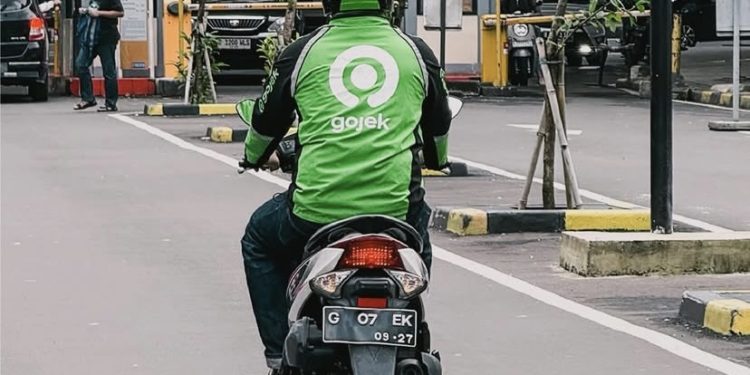 Pengemudi ojek online (Ojol).