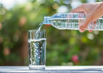 Air mineral pH tinggi semakin populer karena dipercaya membantu hidrasi dan menetralkan asam lambung.