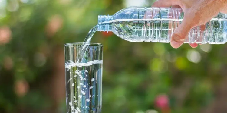 Air mineral pH tinggi semakin populer karena dipercaya membantu hidrasi dan menetralkan asam lambung.