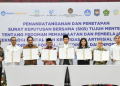 Menkomdigi Meutya Hafid bersama para menteri menunjukkan dokumen Surat Keputusan Bersama Tujuh Menteri tentang Pedoman Pemanfaatan dan Pembelajaran Teknologi Digital dan Kecerdasan Artifisial di Jalur Pendidikan Formal, Nonformal, dan Informal usai ditandatangani di Kantor Kemenko PMK, Jakarta Pusat, Kamis (12/3/2026).