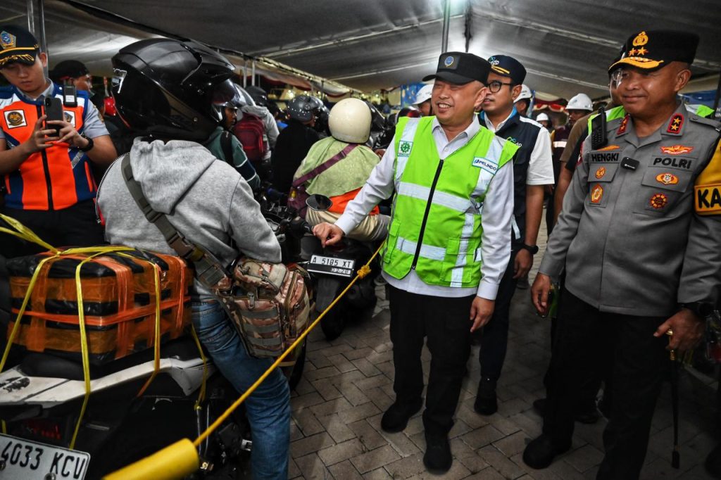 Menteri Perhubungan Dudy Purwagandhi meninjau tiga pelabuhan di Banten