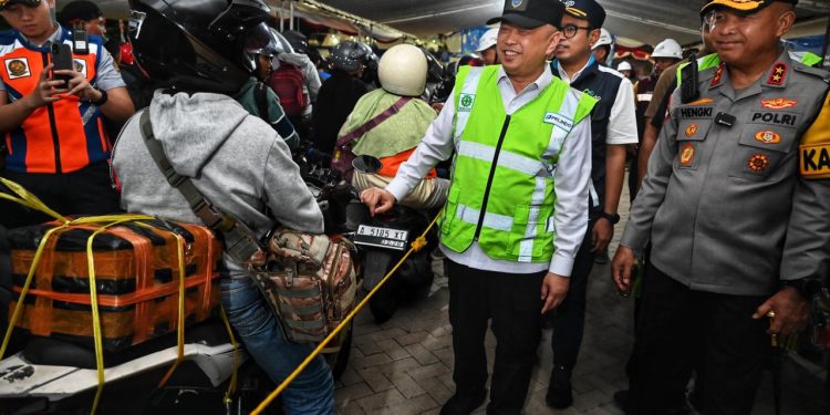 Menteri Perhubungan Dudy Purwagandhi meninjau tiga pelabuhan di Banten
