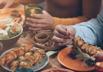 Bahaya Makan Malam Lewat Jam 10, Dari Gangguan Tidur hingga Risiko Penyakit