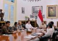 Menteri Koordinator Bidang Perekonomian (Menko Ekon) Airlangga Hartarto saat rapat bersama Presiden Prabowo Subianto.