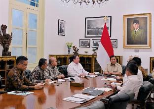 Menteri Koordinator Bidang Perekonomian (Menko Ekon) Airlangga Hartarto saat rapat bersama Presiden Prabowo Subianto.