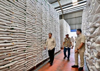 Presiden Prabowo Subianto melakukan sidak langsung ke Kompleks Gudang Bulog Danurejo di Kabupaten Magelang, Jawa Tengah, usai menyampaikan pengarahan kepada Ketua DPRD seluruh Indonesia pada Sabtu (18/04/2026).