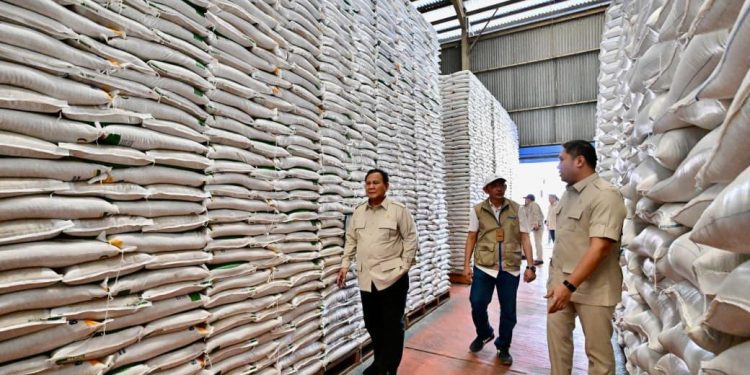 Presiden Prabowo Subianto melakukan sidak langsung ke Kompleks Gudang Bulog Danurejo di Kabupaten Magelang, Jawa Tengah, usai menyampaikan pengarahan kepada Ketua DPRD seluruh Indonesia pada Sabtu (18/04/2026).