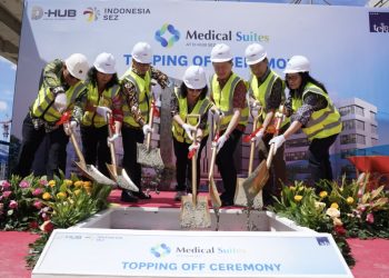 Fritz Simatupang (Project Director PT Tetra Konstruksindo), Lindawaty (Chief Operating Officer D-HUB SEZ), Rizal Edwin Manansang (Plt. Sekretaris Jenderal Dewan Nasional Kawasan Ekonomi Khusus), Monik William (Deputy Group CEO Township Development Sinar Mas Land), Herry Hendarta (Deputy Group CEO Strategic Development & Assets Sinar Mas Land), Teky Mailoa (CEO Asset Management Sinar Mas Land), dan Anna Budiman (CEO Commercial BSD Sinar Mas Land) secara simbolis melakukan seremoni penanaman paku emas dan penimbunan semen menggunakan sekop emas dalam acara Topping Off Medical Suites yang diselenggarakan pada Jumat, 10 April 2026. Pusat kesehatan berstandar internasional ini ditargetkan akan rampung dan mulai beroperasi pada kuartal IV 2026.