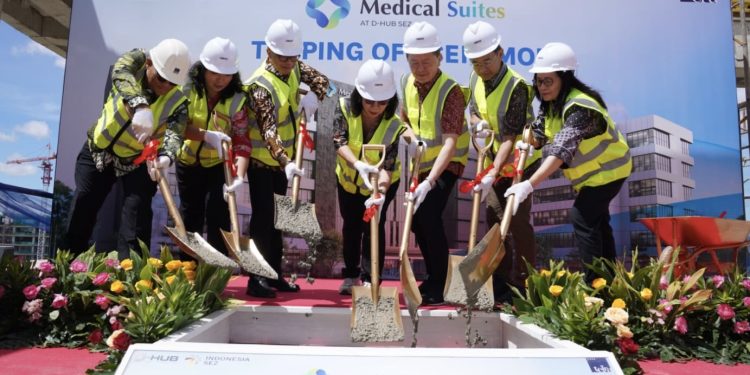 Fritz Simatupang (Project Director PT Tetra Konstruksindo), Lindawaty (Chief Operating Officer D-HUB SEZ), Rizal Edwin Manansang (Plt. Sekretaris Jenderal Dewan Nasional Kawasan Ekonomi Khusus), Monik William (Deputy Group CEO Township Development Sinar Mas Land), Herry Hendarta (Deputy Group CEO Strategic Development & Assets Sinar Mas Land), Teky Mailoa (CEO Asset Management Sinar Mas Land), dan Anna Budiman (CEO Commercial BSD Sinar Mas Land) secara simbolis melakukan seremoni penanaman paku emas dan penimbunan semen menggunakan sekop emas dalam acara Topping Off Medical Suites yang diselenggarakan pada Jumat, 10 April 2026. Pusat kesehatan berstandar internasional ini ditargetkan akan rampung dan mulai beroperasi pada kuartal IV 2026.
