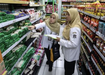 Pemerintah Kota (Pemkot) Surabaya berupaya untuk mengantisipasi dampak kenaikan harga plastik yang dinilai dapat memengaruhi harga kebutuhan pokok.