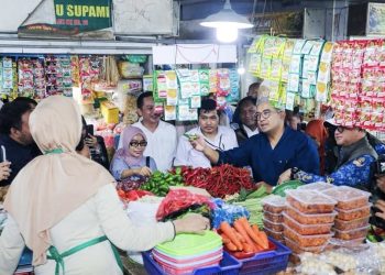 Harga plastik di Kota Bandung melonjak hingga empat kali lipat.