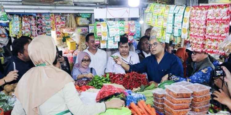 Harga plastik di Kota Bandung melonjak hingga empat kali lipat.