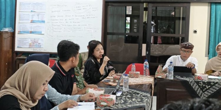 Dinas Koperasi dan Usaha Kecil dan Menengah (Dinkop UKM) Kabupaten Cirebon mulai menyusun grand design, pengembangan usaha berbasis teknologi informasi dan inkubasi wirausaha untuk memperkuat daya saing pelaku UMKM.