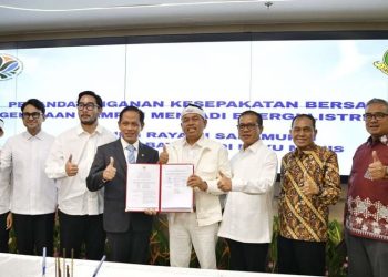 Gubernur Jawa Barat Dedi Mulyadi bersama sejumlah bupati dan wali kota di Jabar melakukan Penandatanganan Kesepakatan Bersama tentang Penanganan Sampah Perkotaan Melalui Pengolahan Sampah Berbasis Teknologi Ramah Lingkungan Menjadi Energi Listrik (PSEL).