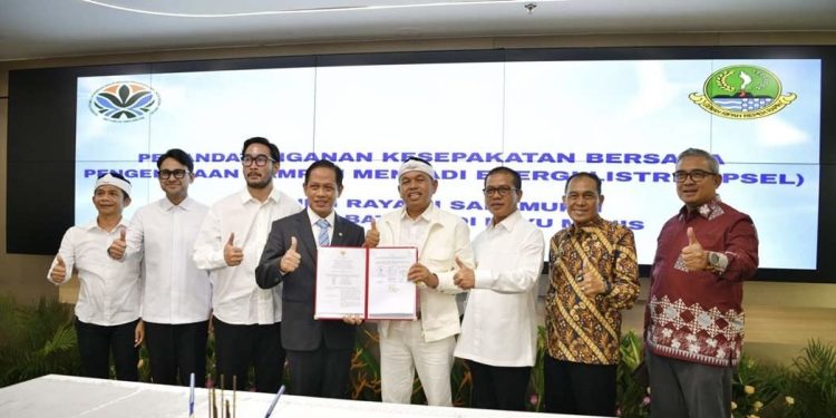 Gubernur Jawa Barat Dedi Mulyadi bersama sejumlah bupati dan wali kota di Jabar melakukan Penandatanganan Kesepakatan Bersama tentang Penanganan Sampah Perkotaan Melalui Pengolahan Sampah Berbasis Teknologi Ramah Lingkungan Menjadi Energi Listrik (PSEL).