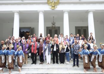 Sebanyak 12 perwakilan berbagai negara sahabat berkeliling lokasi wisata di Pulau Lima, Kabupaten Serang. 