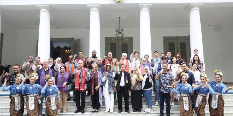 Sebanyak 12 perwakilan berbagai negara sahabat berkeliling lokasi wisata di Pulau Lima, Kabupaten Serang. 