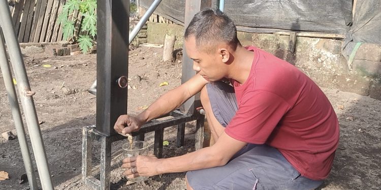 Kelompok pemuda yang tergabung dalam Gayasan Squad di Dusun Gayasan, Desa Jenggawah, Kecamatan Jenggawah, Kabupaten Jember, Jawa Timur menyulap sampah plastik menjadi Bahan Bakar Minyak (BBM).