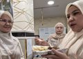 Sistem pengantaran langsung ke hotel dinilai memudahkan jemaah, khususnya lansia, karena tidak perlu keluar untuk mencari konsumsi.