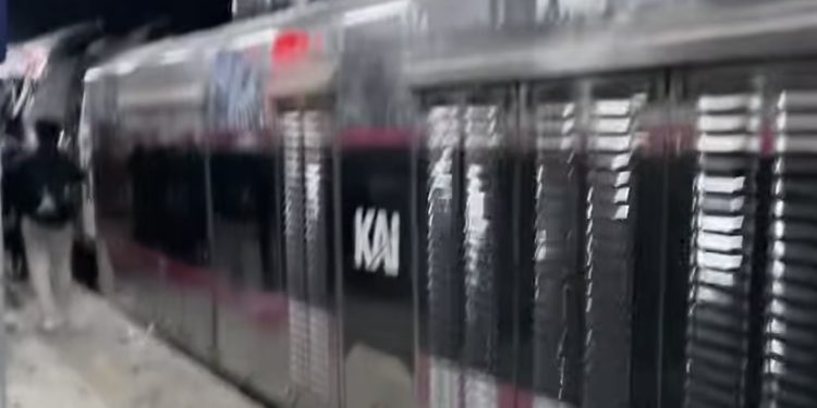 Insiden tabrakan kereta di Stasiun Bekasi Timur.