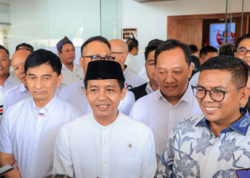 Gubernur Banten Andra Soni saat menghadiri silaturahmi halalbihalal DPW PSI di Hotel Horison Ratu Serang, Minggu (19/4/2026).