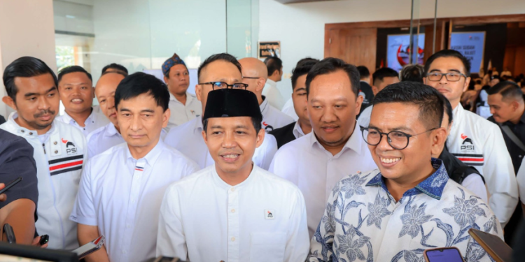 Gubernur Banten Andra Soni saat menghadiri silaturahmi halalbihalal DPW PSI di Hotel Horison Ratu Serang, Minggu (19/4/2026).